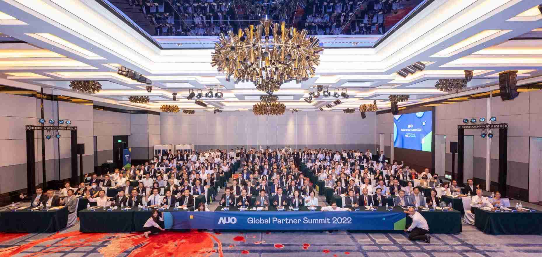 友達推動「安心、、、、創新、、、用心、、同心、、、盡心」五星職旅，，為菲籍員工打造全方位照護，，，首度贏得「人權實踐與發展領袖獎」殊榮