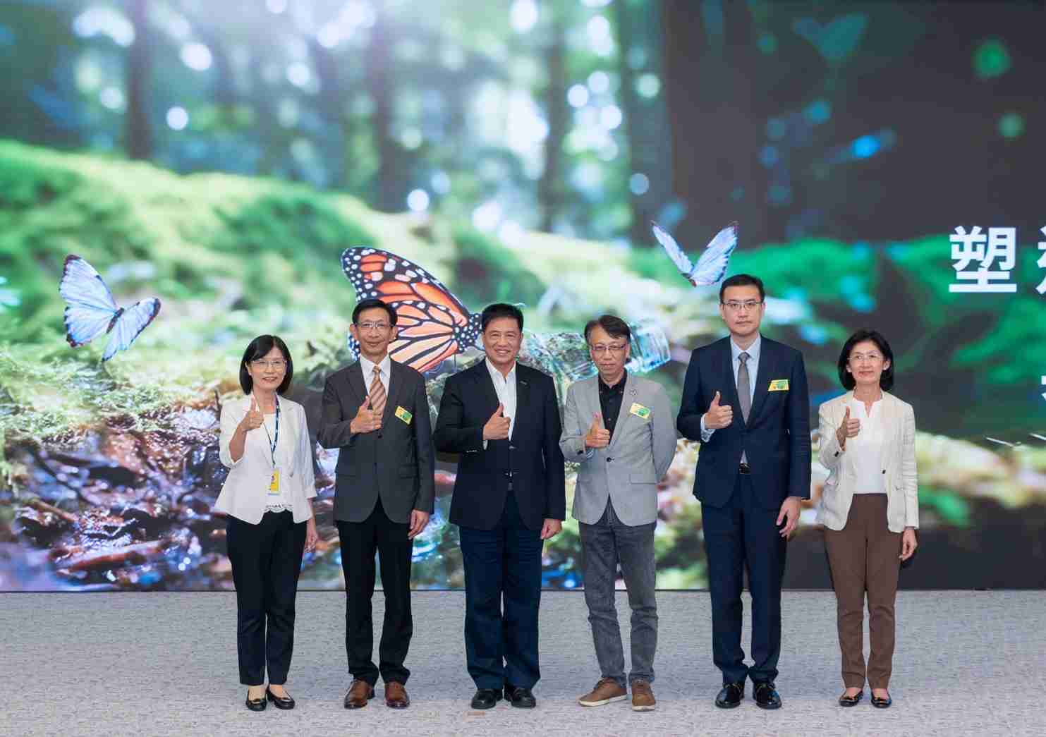 友達2023 CSR共榮大會，，邀請領域專家分享交流生物多樣性管理趨勢、、無塑產品、、、海廢永續塑料等議題  （圖左到右：友達光電永續長古秀華、、3M台灣技術長陳君杰、、、友達光電董事長暨集團策略長彭双浪、、光寶科技企業永續發展處處長陳慶暉、、、安永聯合會計師事務所執業會計師曾于哲、、、、友達光電供應鏈總部副總經理吳宜芳）