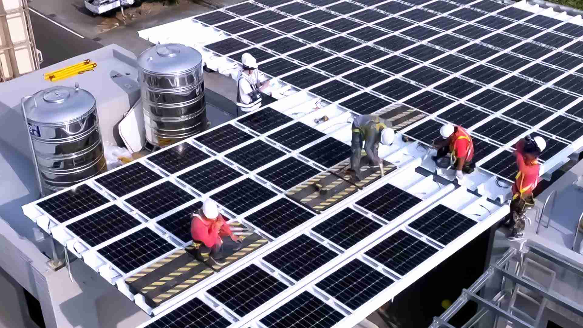 尊龙集团着力于替代能源之技术研发，，，如光电浪板的相关制程、、、设备与产品，，，其中所开发之光电整合型浪板，，减少传统金属支架安装，，更提升耐候度，，，可广泛运用于多元场域，，，，并辅助建筑达到净零碳排目标