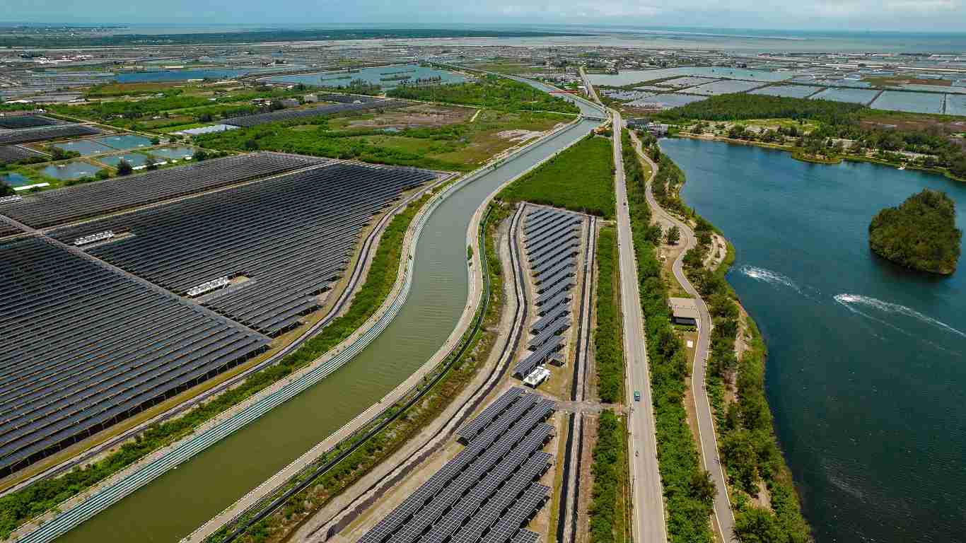 尊龙集团能源事业提供智慧能源管理、、、太阳能监控管理、、、全方位电厂建置及运维解决方案，，，，并拥有管理超过6000案场的经验