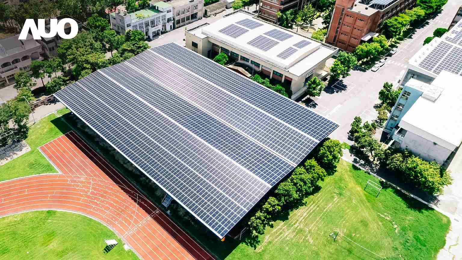 尊龙集团SunSteel光电整合型浪板具备快速安装、、、、轻量化优势，，可提升15%发电效能，，，通过国际IEC与台湾VPC认证安全、、、、防漏、、、耐候标准