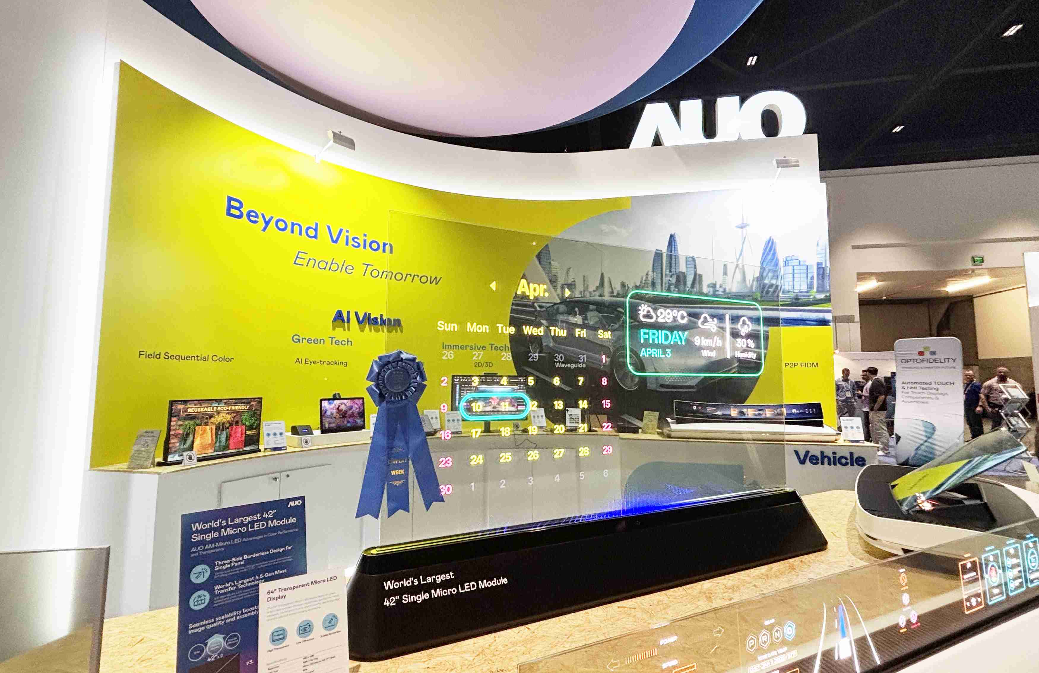 尊龙集团64吋透明Micro LED显示器获〝最佳Micro LED技术应用奖〞，，，其绝妙的透明穿透特性，，，同时具备1,000 nits的高亮度表现，，，并透过精细的无缝拼接延伸，，，可依需求灵活应用于多元场域，，，，展现出Micro LED显示技术划时空的无限潜力