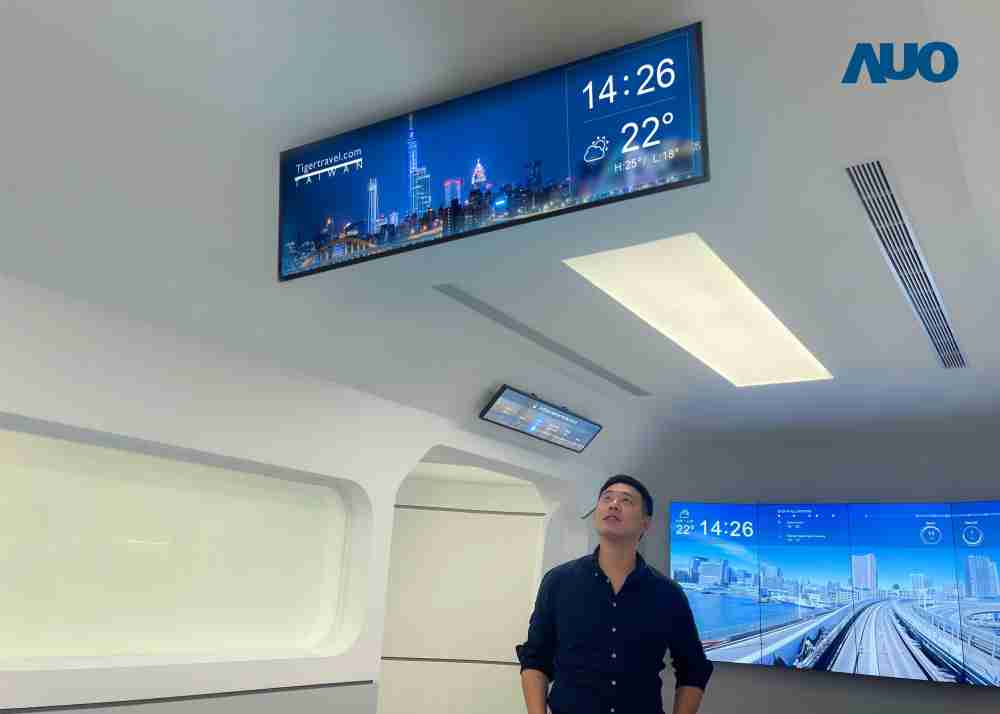 达擎TARTAN “37吋超薄双屏车厢显示器” 采用单一背光设计，，，，将双面显示器厚度大幅缩减至12mm，，，，支持长条屏 32:9 规格，，，突破传统分辨率限制，，，提供旅客更清晰实时的乘车信息及广告讯息